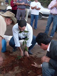 Prefeito de Divinópolis planta muda de árvore no horto florestal 05-06 015